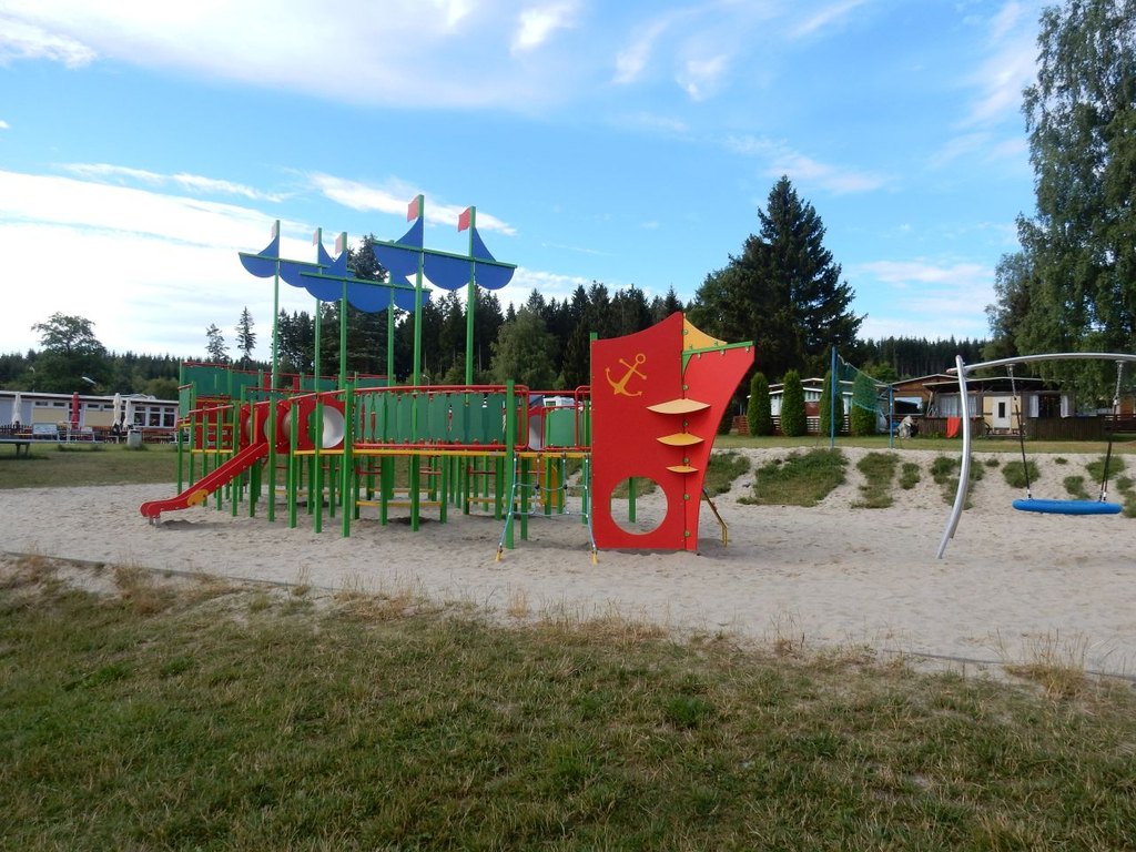 neu entstandener Spielplatz an der Südseite des Greifenbachstauweihers